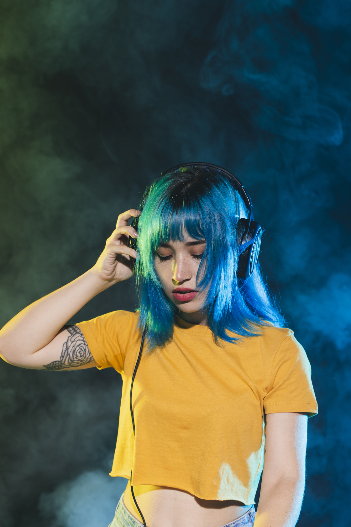 beautiful-female-dj-with-headphones (1)